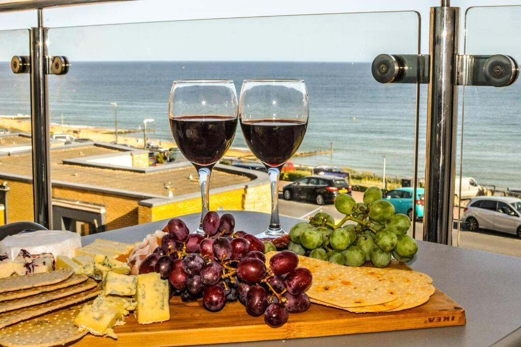 Soho Beach Apartment With Fabulous Sea View And 2 Minutes To The Beach With Free Parking And Netflix บอร์นมัธ ภายนอก รูปภาพ