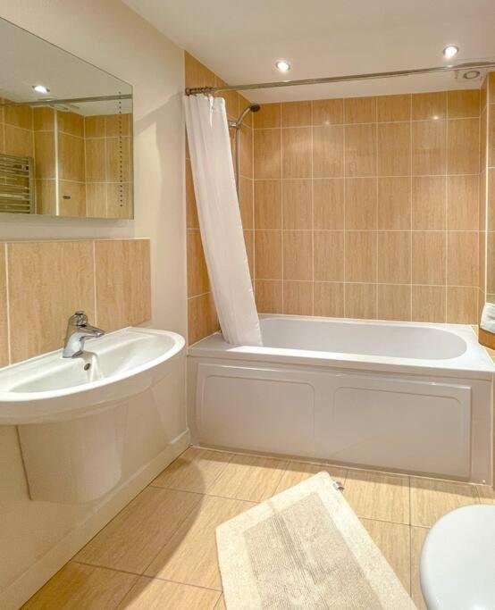 Soho Beach Apartment With Fabulous Sea View And 2 Minutes To The Beach With Free Parking And Netflix บอร์นมัธ ภายนอก รูปภาพ