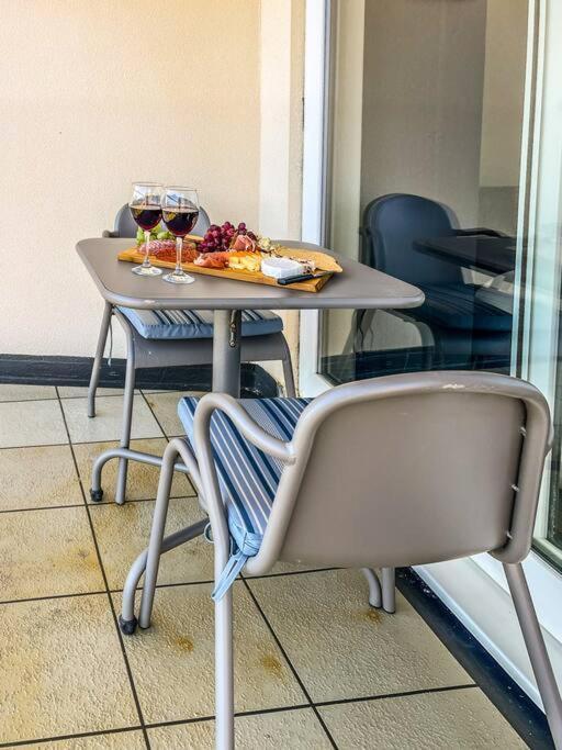 Soho Beach Apartment With Fabulous Sea View And 2 Minutes To The Beach With Free Parking And Netflix บอร์นมัธ ภายนอก รูปภาพ