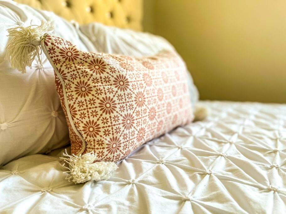 Soho Beach Apartment With Fabulous Sea View And 2 Minutes To The Beach With Free Parking And Netflix บอร์นมัธ ภายนอก รูปภาพ