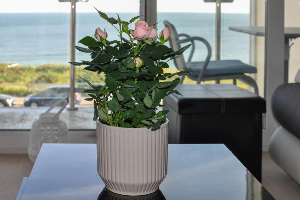 Soho Beach Apartment With Fabulous Sea View And 2 Minutes To The Beach With Free Parking And Netflix บอร์นมัธ ภายนอก รูปภาพ