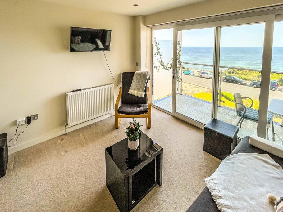 Soho Beach Apartment With Fabulous Sea View And 2 Minutes To The Beach With Free Parking And Netflix บอร์นมัธ ภายนอก รูปภาพ