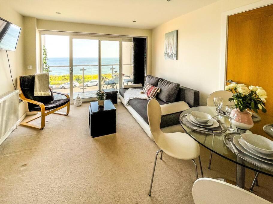Soho Beach Apartment With Fabulous Sea View And 2 Minutes To The Beach With Free Parking And Netflix บอร์นมัธ ภายนอก รูปภาพ